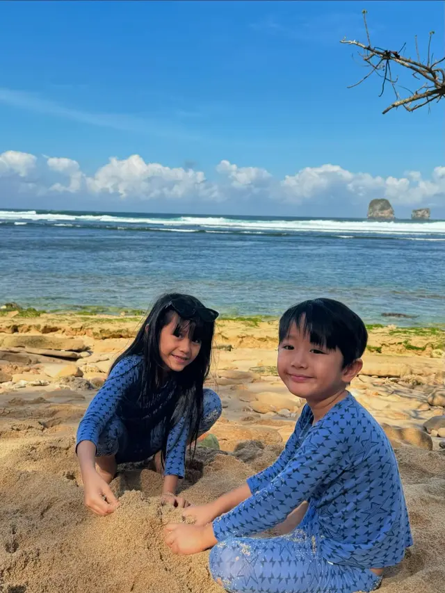 7 Potret Ryana Dea Mendadak Mudik ke Malang, Main ke Pantai dan Gunung Bareng Anak