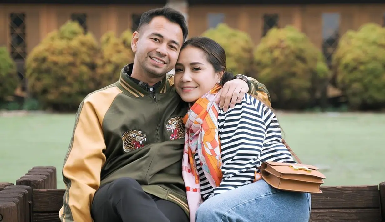 <p>Raffi Ahmad dan keluarga sedang menikmati liburan di Jepang. Sederet momen liburan keluarga 'Sultan Andara' ini selalu mencuri perhatian. Ada banyak sekali momen manis yang diunggah di Instagram, salah satunya saat Raffi dan Nagita terlihat begitu romantis. (Liputan6.com/IG/@raffinagita1717)</p>