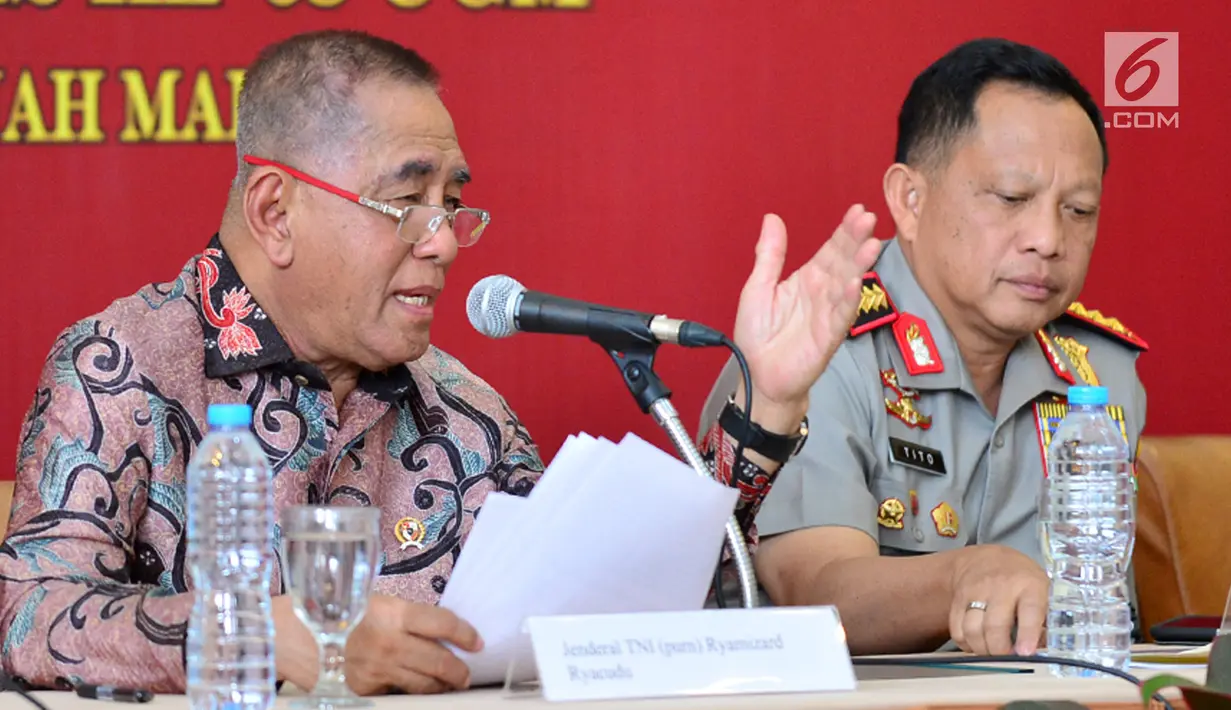 Menteri Pertahanan Ryamizard Ryacudu (kiri) dan Kapolri Jenderal Polisi Tito Karnavian (kanan) saat menjadi pembicara dalam seminar nasional Revitalisasi Patriotisme untuk Bela Bangsa dan Negara di UGM, Yogyakarta, Selasa (19/12). (Liputan6.com/Juli)