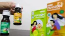 Petugas menunjukkan obat sirop di sebuah Apotek di Jakarta, Rabu (8/2/2023). Adapun uji lab ini dilakukan karena obat tersebut diduga terkait dengan kasus gagal ginjal yang terjadi baru-baru ini. (Liputan6.com/Herman Zakharia)