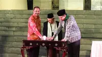 Ketua MUI sekaligus wakil presiden terpilih 2019, K.H Ma’ruf Amin, bersama Menteri Pariwisata Arief Yahya, meresmikan ligthing di masjid Hubbul Wathan Islamic Centre, Nusa Tenggara Barat.