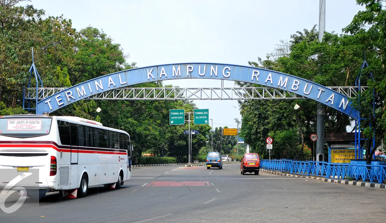 Sebuah bus saat memasuki Terminal Kampung Rambutan, Jakarta Timur, Selasa (30/6/2015). Jelang memasuki arus mudik Lebaran 2015 terminal Kampung Rambutan masih terlihat sepi dan lenggang. (Liputan6.com/Yoppy Renato)