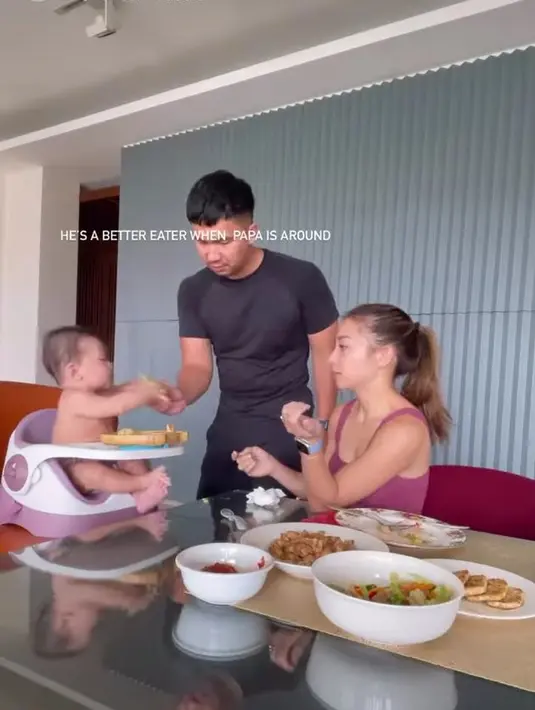 Lewat media sosial, Nikita dan Indra banayk menunjukkan jika mereka selalu berusaha memberikan yang tebaik untuk baby Izz. (Foto: Instagram/nikitawillyofficial94)