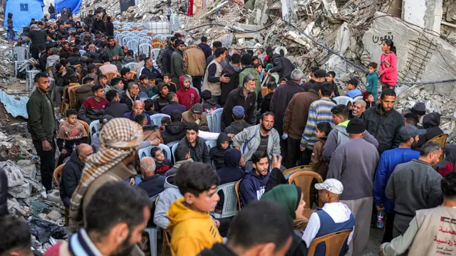 Suka Cita Warga Gaza Berbuka Puasa di Hari Pertama Ramadan