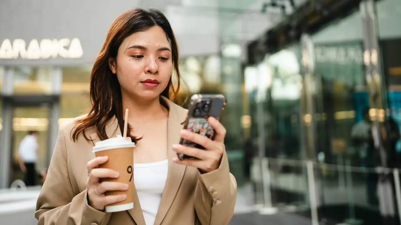 perempuan karir handphone serius