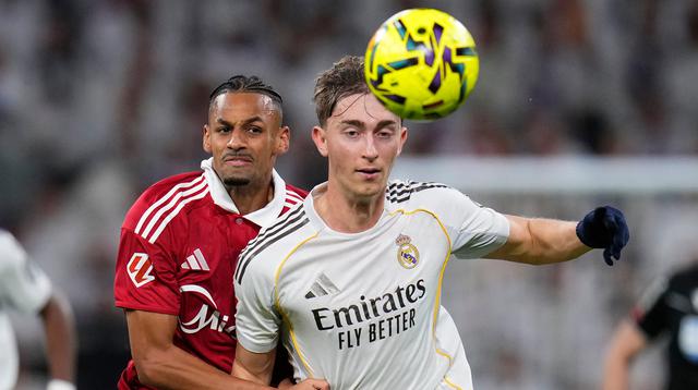 Duel Dean Huijsen dan Djibril Sow dalam laga Liga Spanyol antara Real Madrid vs Sevilla, Minggu (21/12/2025). (AP Photo/Manu Fernandez)