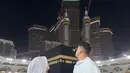 Pakaian serba putih jadi perlambang kesucian. Tak ada busana mewah atau bersifat duniawi lainnya. [Instagram/fuji_an]