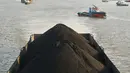 Sebuah tongkang memuat penuh batu bara di Sungai Mahakam di Samarinda, Kalimantan Timur, Indonesia, pada 19 Agustus 2026. (AP Photo/Ahmad Mulia Panjaitan)