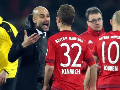 Pelatih Bayern Munchen, Pep Guardiola (2kiri) memberikan instruksi kepada Joshua Kimmich saat melawan Borussia Dortmund pada lanjutan Bundesliga 2015-2016 di Stadion Signal Iduna Park ,Dortmund, Minggu (5/3/2016) dini hari WIB. (EPA/Ina Fassbender)
