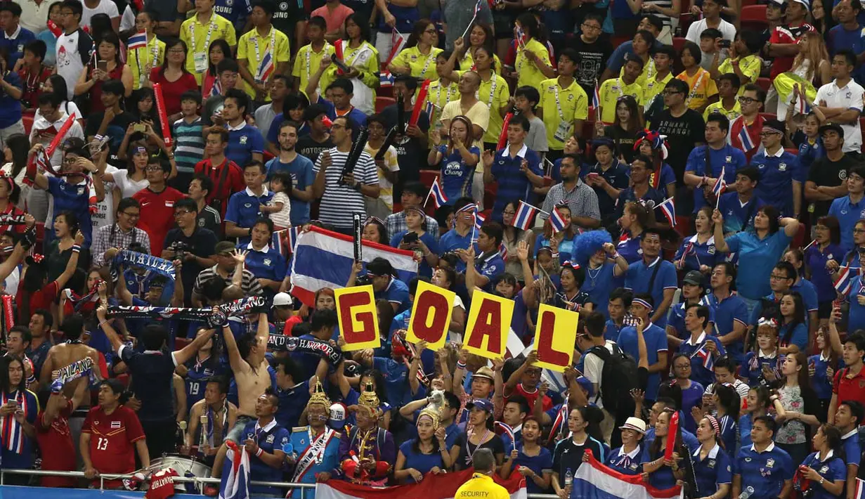 Pendukung Thailand saat final sepak bola antara Thailnad U-23 melawan Myanmar U-23. (Bola.com/Arief Bagus)