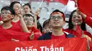 Sorak sorai dikumandangkan suporter Timnas Indonesia dan Vietnam saat menyaksikan laga. (KARIM JAAFAR/AFP)
