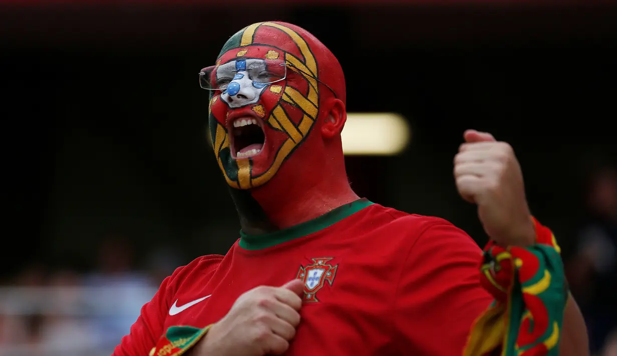Ekspresi Suporter Portugal saat timnya menang atas Estonia 7-0  pada laga persahabatan di Estadio da Luz, Lisabon, (9/6/2016) dini hari WIB. (REUTERS/Rafael Marchante)