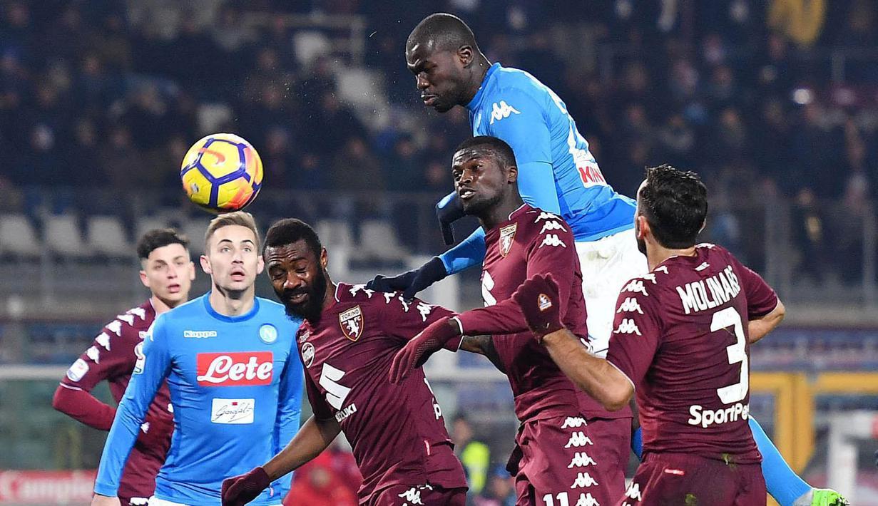 Bek Napoli, Kalidou Koulibaly, menyundul bola ke gawang Torino pada laga Serie A di Stadion Olimpico Grande Torino, Sabtu (16/12/2017). Napoli menang 3-1 atas Torino. (AP/Alessandro Di Marco)