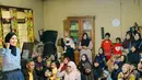 Kehadiran Syahnaz dalam mendampingi Jeje dinilai mampu memberikan energi positif dalam perjalanan politiknya. Selain itu, ia juga sering berinteraksi dengan masyarakat, memperlihatkan sikap ramah dan hangat. Warganet bahkan mulai menyebutnya sebagai "Calon Ibu Bupati," menandakan dukungan terhadap pasangan itu. (Liputan6.com/IG/@syahnazs)