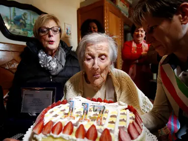 Nenek Emma Morano meniup lilin merayakan ulang tahun yang ke-117 di rumahnya di Verbania, Italia, (29/11). Nenek Emma Morano dianggap sebagai orang tertua di dunia yang lahir di tahun 1800-an. (REUTERS/Alessandro Garofalo)