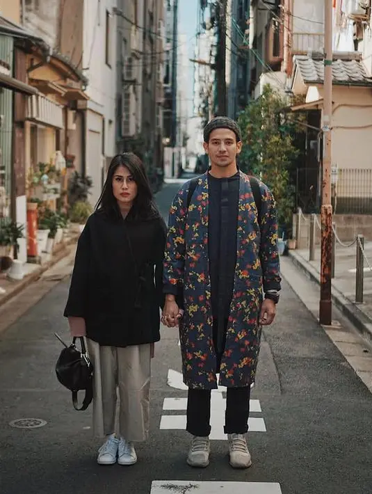 Belum lama ini Tarra dan Gya berlibur ke Jepang dan begini lah salah satu outfit mereka saat berjalan-jalan. Sama-sama memakai black outfit, namun Tarra memadukannya dengan outer floral printednya. Kece ya? (Instagram/tarrabudiman)