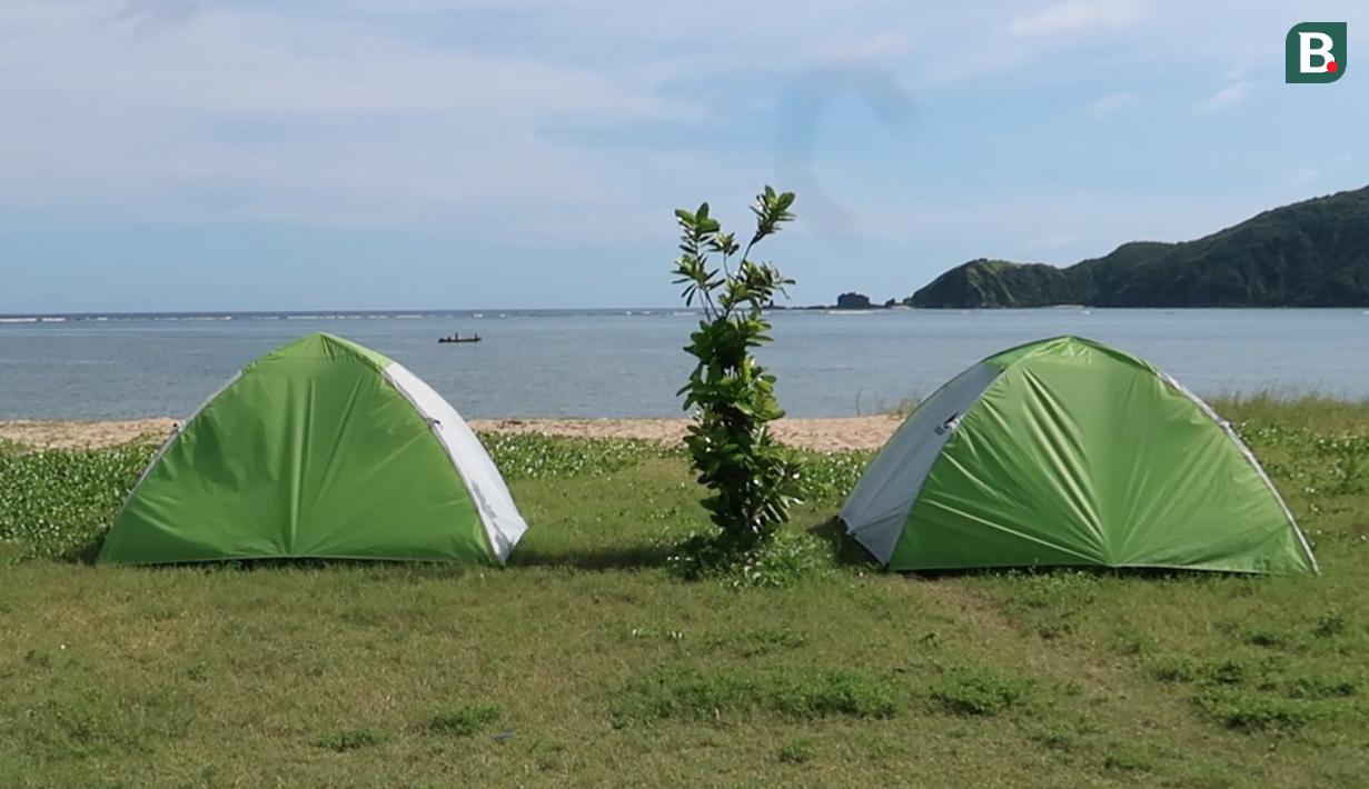 Lokasi perkemahan yang disiapkan itu berada di area Kawasan Ekonomi Khusus (KEK) Mandalika atau tidak jauh dari pantai dengan jumlah tenda 1075 unit. (Bola.com/Yusuf Satria)