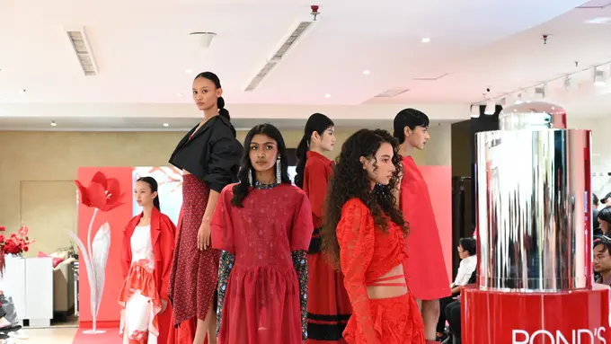 Melawan Ageism di Dunia Fashion, POND’S Age Miracle Hadirkan “The Revival of Miracles” Bersama Sembilan Desainer Perempuan Inspiratif