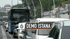 Ratusan massa aksi demo dari berbagai elemen seperti buruh, mahasiswa, pelajar, dan aliansi jurnalis tumpah di sepanjang Jalan MH Thamrin, Jakarta Pusat. Mereka menggelar aksi long march atau jalan jauh dari Bundaran Hotel Indonesia (HI) menuju depan...