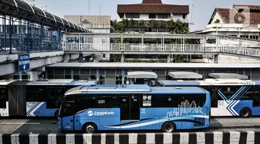 Bus Transjakarta berhenti di shelter Harmoni, Jakarta, Minggu (2/8/2020). PT Transjakarta akan menambah armada sebanyak 155 mengantisipasi lonjakan pelanggan saat diberlakukan kebijakan ganjil genap di sejumlah ruas jalan utama Jakarta pada Senin, 3 Agustus 2020. (merdeka.com/Iqbal Nugroho)