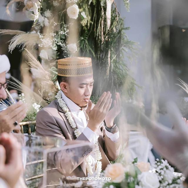 Momen Pernikahan Ustaz Syam dan Jihan Ghazali. (Sumber: Instagram/thepotomoto)