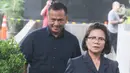 Direktur Operasional PT Pupuk Indonesia Logistik (PILOG), Budiarto (kiri) meninggalkan gedung KPK usai pemeriksaan di Jakarta, Selasa (26/11/2019). Budiarto diperiksa untuk melengkapi berkas penyidikan tersangka Direktur PT Humpuss Transportasi Kimia (HTK) Taufik Agustono. (merdeka.com/Dwi Narwoko)
