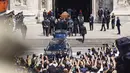 <p>Pemakaman Berlusconi dihadiri oleh politisi top Italia termasuk Presiden Sergio Mattarella dan Perdana Menteri Giorgia Meloni. Partai Meloni, Brothers of Italy, Liga Matteo Salvini dan Forza Italia adalah partai-partai utama dalam koalisi penguasa sayap kanan. (Alessandro Bremec/LaPresse via AP)</p>