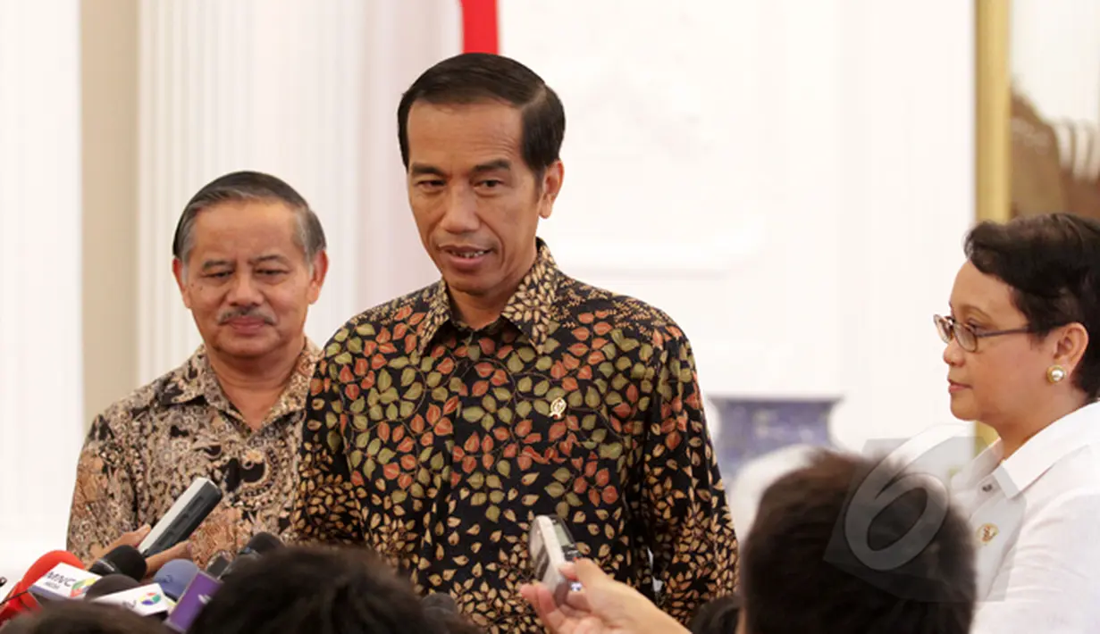 Presiden Joko Widodo menjawab pertanyaan wartawan usai menggelar pertemuan dengan Dubes RI untuk Brasil Toto Riyanto dan Menlu Retno LP Marsudi di Istana Merdeka, Jakarta, Selasa (24/2/2015). (Liputan6.com/Faizal Fanani)