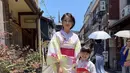 Sang anak, Bridgia Kalina Kharisma pun tampil begitu menggemaskan mengenakan kimono bermotif bunga dengan obi merahnya. Lengkap mengenakan sandal kayu khas Jepang.
 (@septriasaacha)