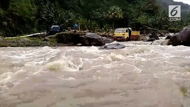 Sebuah truk tidak terselamatkan dari arus banjir di Banyumas. Truk tersebut tersangkut di sebuah sungai yang dipenuhi bebatuan.