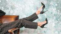 Ilustrasi sepatu high heels, hak tinggi. (Photo by Amanda Vick on Unsplash)