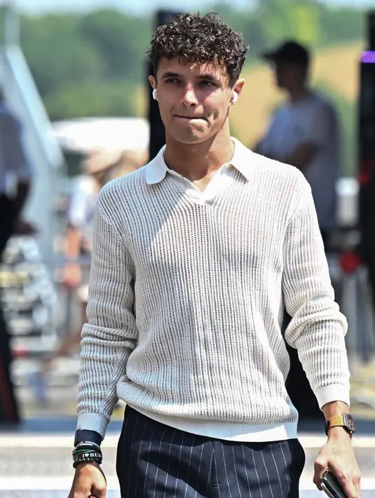 Pembalap McLaren asal Inggris, Lando Norris tiba di lintasan balap Hungaroring di Mogyorod dekat Budapest pada 18 Juli 2024, menjelang Grand Prix Formula Satu Hongaria. (Attila KISBENEDEK/AFP)