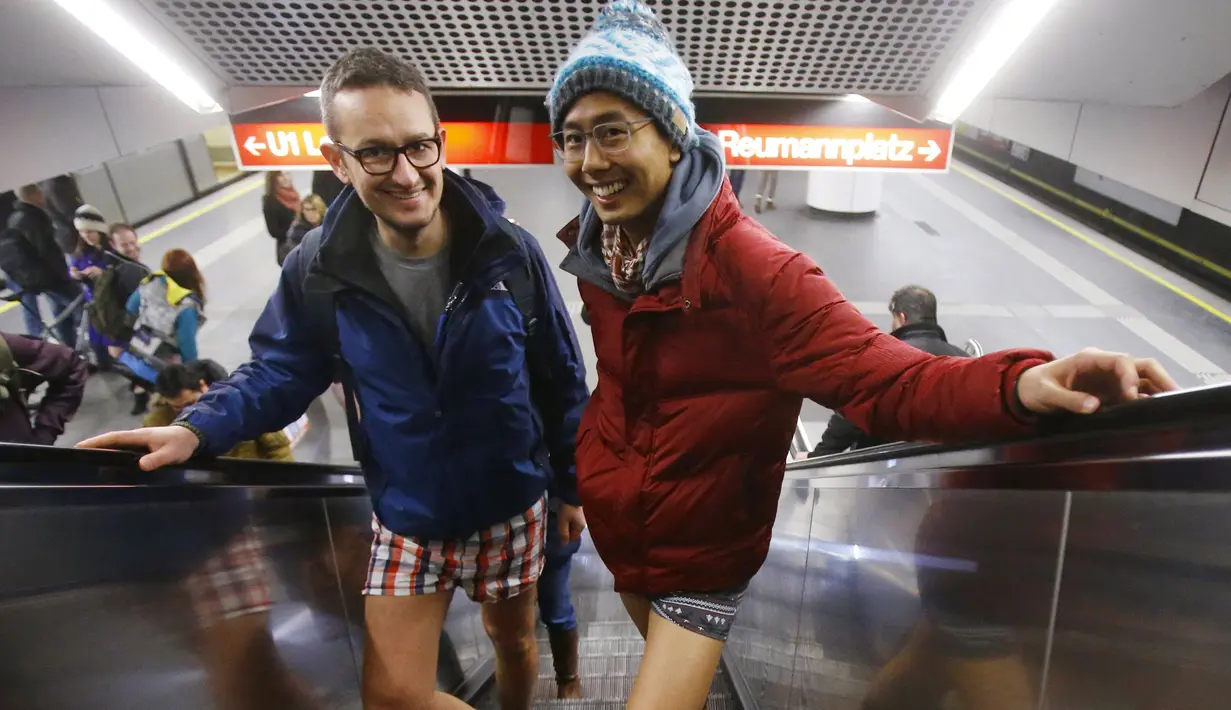 Dua pria mengambil bagian dalam 'No Pants Subway Ride' di Wina, Austria, (10 /1/2016). Acara tahunan ini digelar di berbagai negara khususnya naik kereta tanpa mengenakan celana. (REUTERS/Heinz-Peter Bader)