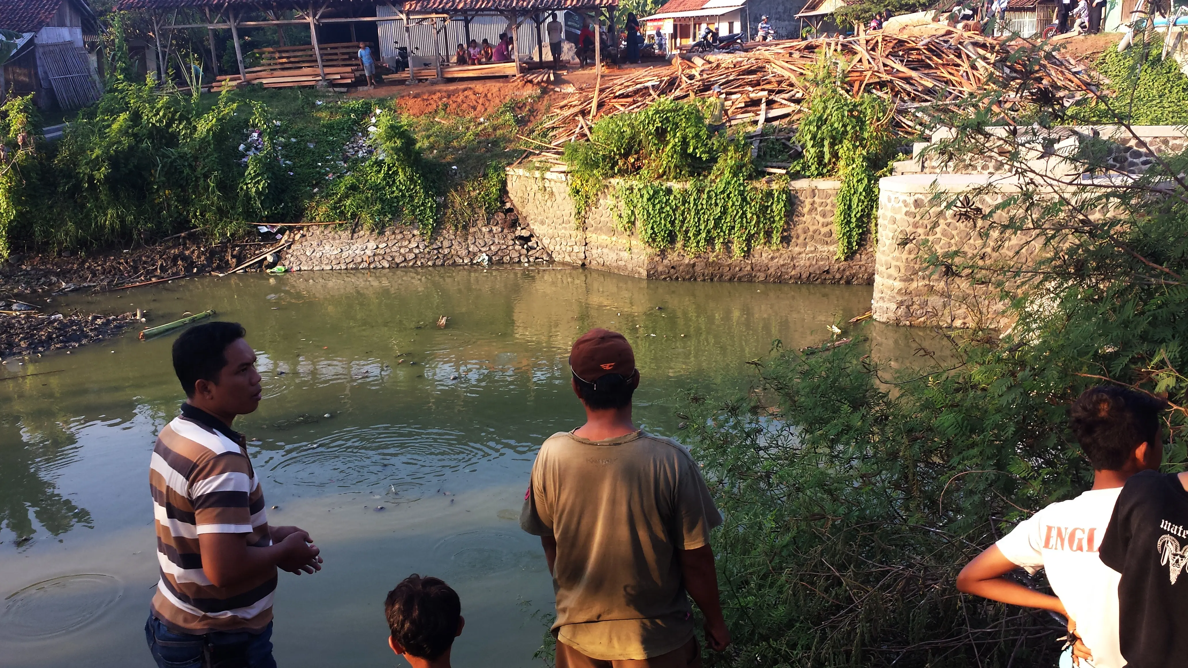 Proses pencarian dua bocah SD yang tenggelam di Sungai Dlepak, Brebes, Jawa Tengah. (Liputan6.com/Fajar Eko Nugroho)