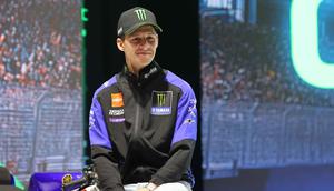 Pembalap Monster Energy Yamaha, Fabio Quartararo saat tampil pada perkenalan motor baru Yamaha untuk mengarungi MotoGP 2026 di Jakarta, Rabu (21/1/2026). (Bola.com/M Iqbal Ichsan)