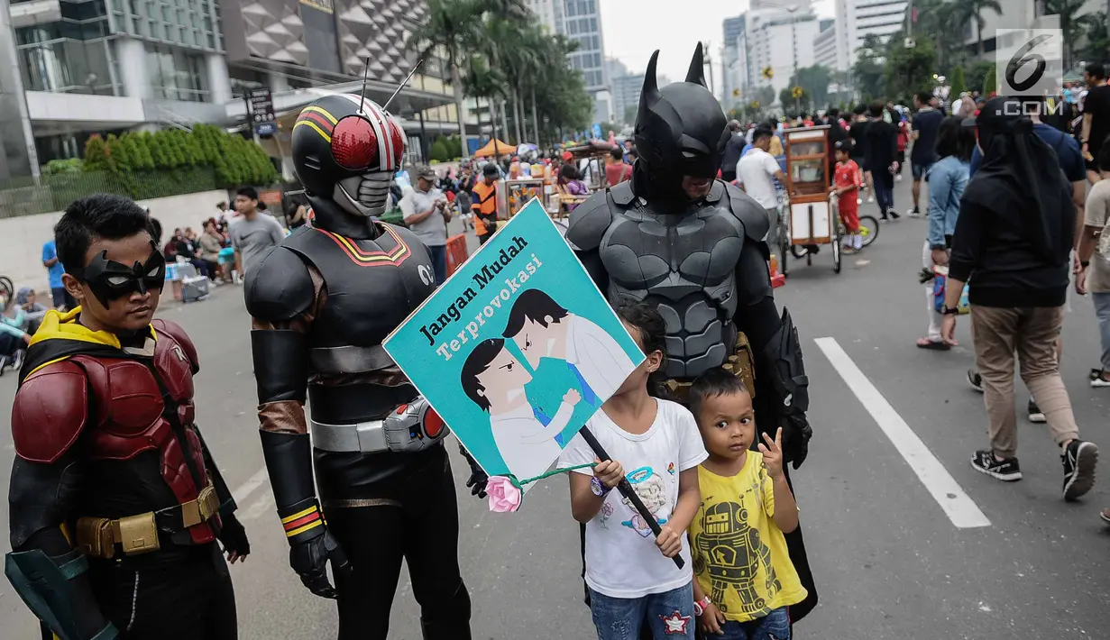 Massa yang tergabung dalam Siber Kreasi mengadakan kampanye anti hoax saat Car Free Day di Sudirman, Jakarta, Minggu (9/12). Siber Kreasi mengajak masyarakat untuk lebih cermat dalam membaca dan menyebarkan berita di medsos. (Liputan6.com/Faizal Fanani)