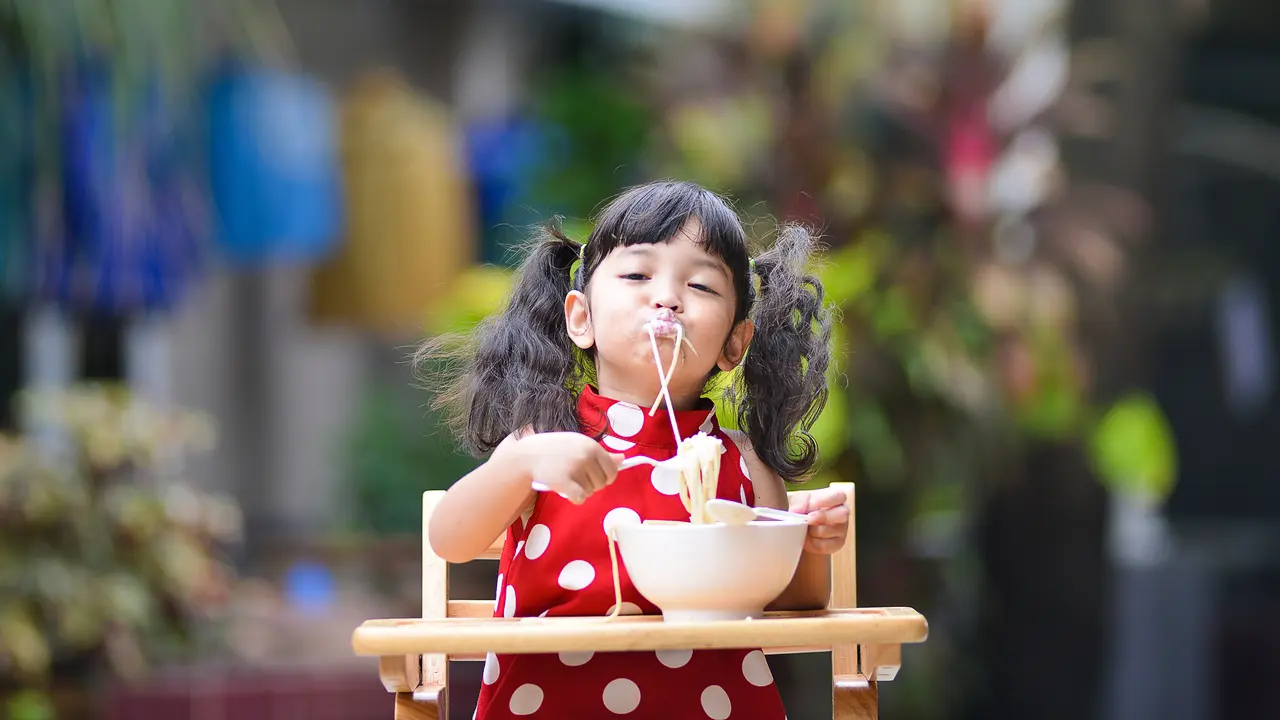 anak makan mi