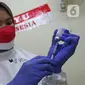Vaksinator menyiapkan vaksin COVID-19 dosis ketiga atau booster kepada tenaga kesehatan di RSUD Matraman, Jakarta, Jumat (6/8/2021). Pemberian vaksin dosis ketiga atau booster kepada tenaga kesehatan di Indonesia ditargetkan rampung pada pekan kedua Agustus 2021. (Liputan6.com/Herman Zakharia)