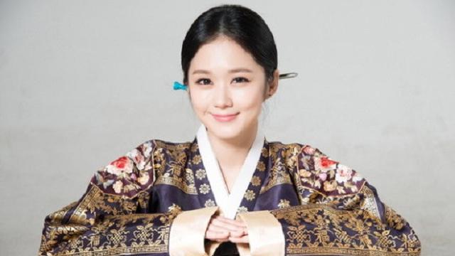 [Bintang] 8 Atris Korea yang Cantik Menawan Saat Pakai Hanbok