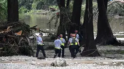 Tim pencari dan penyelamat setempat, pada hari Sabtu (5/7/2025), terus berupaya melakukan pencarian terhadap lebih dari 20 anak perempuan yang hilang dari kamp musim panas di tepi sungai di negara bagian Texas, Amerika Serikat. (RONALDO SCHEMIDT/AFP)