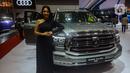 Model berdiri di samping mobil mewah GWM Tank 500 seharga Rp 1,196 miliar pada pameran otomotif GAIKINDO Indonesia International Auto Show (GIIAS) 2024 di Indonesia Convention Exhibition (ICE) BSD Tangerang, Banten, Jumat (19/7/2024). (merdeka.com/Arie Basuki)
