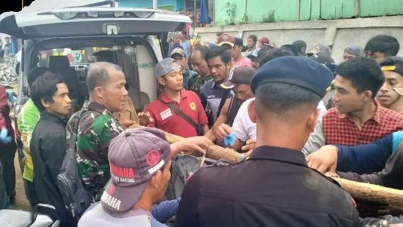 Proses evakuasi korban pesawat TNI AU Super Tucano di Pasuruan. (Foto: BPBD Pasuruan)