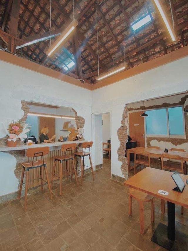 Potret Desain Interior Coffeshop Bergaya Unfinished, Bikin Warganet Was-was