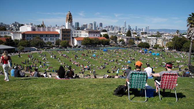 Orang-orang bersantai sembari duduk berjauhan di sejumlah area yang diberi tanda lingkaran guna memastikan dilakukannya jaga jarak sosial (social distancing) di tengah pandemi COVID-19 di sebuah taman di San Francisco, Amerika Serikat (AS), pada 24 Mei 2020. (Xinhua/Li Jianguo)