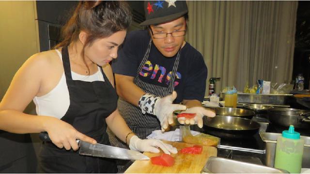 Seksinya Ariel Tatum saat memasak