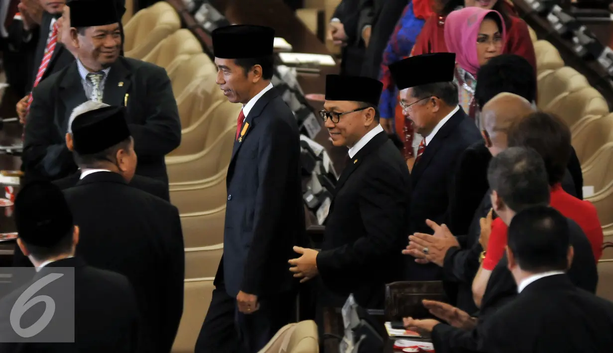 Presiden Joko Widodo di dampingi Wakil Presiden Jusuf Kalla dan Ketua MPR Zulkifli hasan saat hadir dalam sidang tahunan MPR RI, DPR RI dan DPD RI tahun 2016 di Kompleks Parlemen, Jakarta, Selasa (16/8). (Liputan6.com/Johan Tallo)