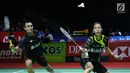 Ganda campuran Indonesia, Hafiz Faizal/Gloria Emanuelle Widjaja mengembalikan kok ke arah Ricky Karandasuwardi/Debby Susanto pada 8 besar Indonesia Open 2018 di Istora GBK, Jakarta, Jumat (6/7). Hafiz/Gloria unggul. (Liputan6.com/Helmi Fithriansyah)