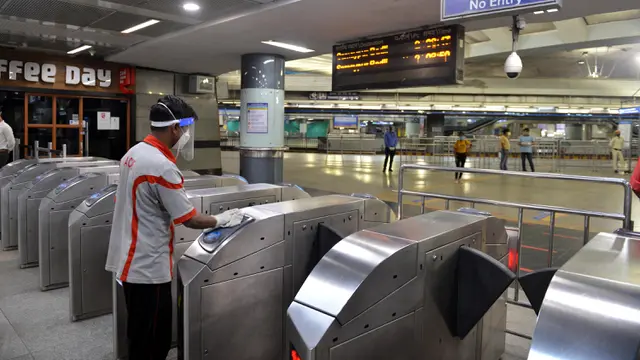FOTO: India Kembali Operasikan Layanan Kereta Metro