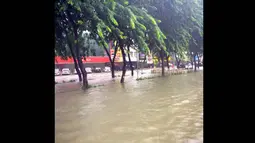Arus lalu lintas di Jalan Boulevard Raya, Kelapa Gading, Jakarta Utara, masih terpantau lumpuh total akibat banjir dengan tinggi hampir mencapai 50 sentimeter lebih, Selasa (10/2/2015). (Axel Widjaja)