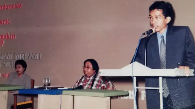 Foto Jokowi dan Sri Mulyani Bertemu dalam Seminar 22 Tahun Lalu